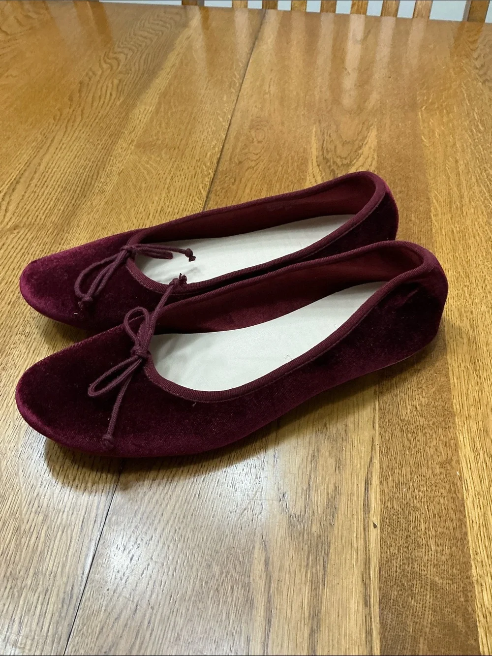 Woman’s LOFT ruby velvet flat. Size 8. Front bow. Padded inner sole. Barely worn